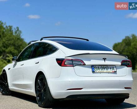 Тесла Модель 3 2018 у Александрие на Automoto.ua Білий Тесла Модель 3, об'ємом двигуна 0 л та пробігом 160 тис. км за 18600 $, фото 1 на Automoto.ua