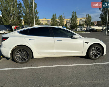 Белый Тесла Модель 3, объемом двигателя 0 л и пробегом 133 тыс. км за 16899 $, фото 4 на Automoto.ua