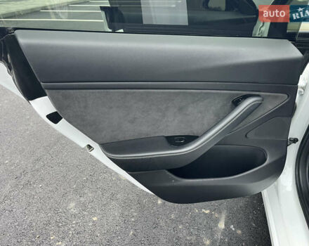 Белый Тесла Модель 3, объемом двигателя 0 л и пробегом 73 тыс. км за 17000 $, фото 34 на Automoto.ua