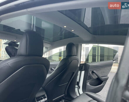 Белый Тесла Модель 3, объемом двигателя 0 л и пробегом 73 тыс. км за 17000 $, фото 33 на Automoto.ua