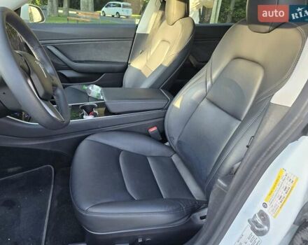 Білий Тесла Модель 3, об'ємом двигуна 0 л та пробігом 123 тис. км за 18500 $, фото 5 на Automoto.ua