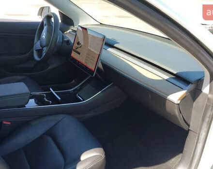 Білий Тесла Модель 3, об'ємом двигуна 0 л та пробігом 58 тис. км за 17999 $, фото 4 на Automoto.ua