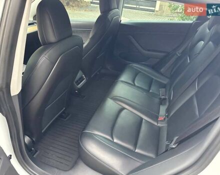 Білий Тесла Модель 3, об'ємом двигуна 0 л та пробігом 105 тис. км за 22250 $, фото 10 на Automoto.ua