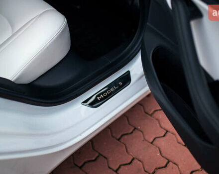 Белый Тесла Модель 3, объемом двигателя 0 л и пробегом 63 тыс. км за 15999 $, фото 29 на Automoto.ua