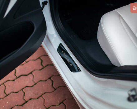 Белый Тесла Модель 3, объемом двигателя 0 л и пробегом 63 тыс. км за 15999 $, фото 22 на Automoto.ua