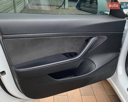 Білий Тесла Модель 3, об'ємом двигуна 0 л та пробігом 130 тис. км за 17200 $, фото 30 на Automoto.ua