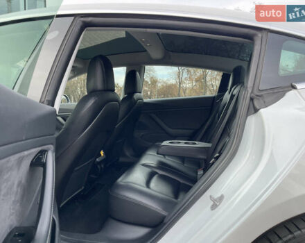 Белый Тесла Модель 3, объемом двигателя 0 л и пробегом 120 тыс. км за 17000 $, фото 35 на Automoto.ua