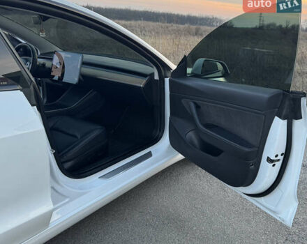 Білий Тесла Модель 3, об'ємом двигуна 0 л та пробігом 63 тис. км за 17999 $, фото 16 на Automoto.ua