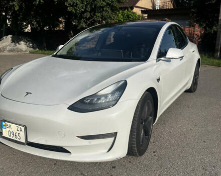 Тесла Модель 3 2019 в Ровно на Automoto.ua Белый Тесла Модель 3, объемом двигателя 0 л и пробегом 263 тыс. км за 15900 $, фото 1 на Automoto.ua
