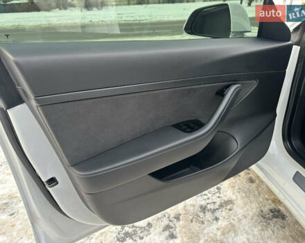 Белый Тесла Модель 3, объемом двигателя 0 л и пробегом 45 тыс. км за 15700 $, фото 10 на Automoto.ua