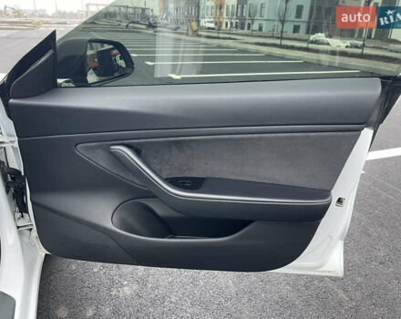 Белый Тесла Модель 3, объемом двигателя 0 л и пробегом 73 тыс. км за 17000 $, фото 30 на Automoto.ua