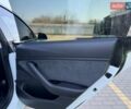 Білий Тесла Модель 3, об'ємом двигуна 0 л та пробігом 88 тис. км за 16999 $, фото 18 на Automoto.ua