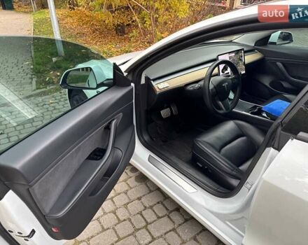 Білий Тесла Модель 3, об'ємом двигуна 0 л та пробігом 105 тис. км за 22250 $, фото 9 на Automoto.ua