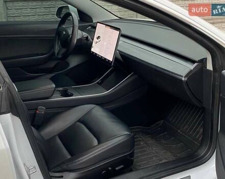 Білий Тесла Модель 3, об'ємом двигуна 0 л та пробігом 130 тис. км за 17200 $, фото 27 на Automoto.ua