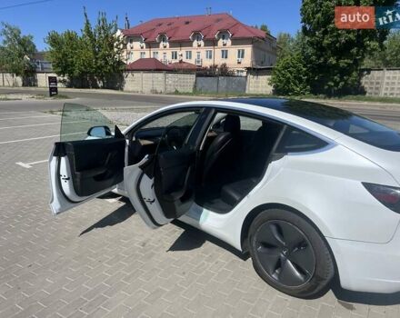 Белый Тесла Модель 3, объемом двигателя 0 л и пробегом 106 тыс. км за 17900 $, фото 1 на Automoto.ua