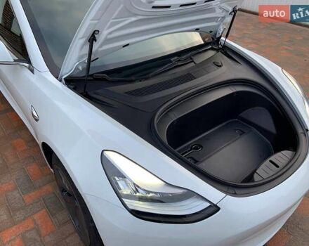 Белый Тесла Модель 3, объемом двигателя 0 л и пробегом 31 тыс. км за 32600 $, фото 18 на Automoto.ua