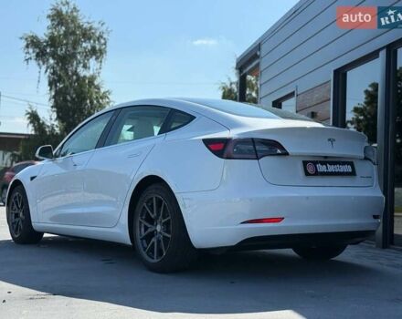 Білий Тесла Модель 3, об'ємом двигуна 0 л та пробігом 67 тис. км за 20499 $, фото 3 на Automoto.ua