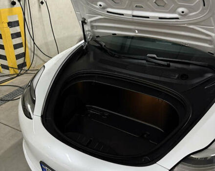 Білий Тесла Модель 3, об'ємом двигуна 0 л та пробігом 145 тис. км за 16900 $, фото 5 на Automoto.ua