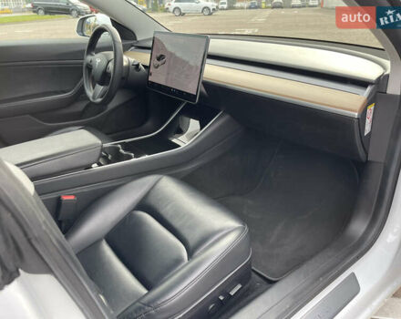 Белый Тесла Модель 3, объемом двигателя 0 л и пробегом 120 тыс. км за 17000 $, фото 46 на Automoto.ua