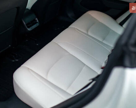 Белый Тесла Модель 3, объемом двигателя 0 л и пробегом 63 тыс. км за 15999 $, фото 25 на Automoto.ua