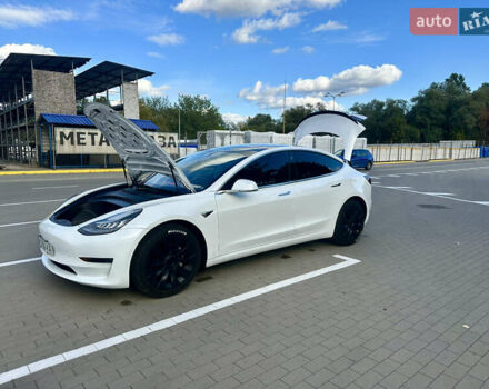 Білий Тесла Модель 3, об'ємом двигуна 0 л та пробігом 120 тис. км за 18900 $, фото 3 на Automoto.ua