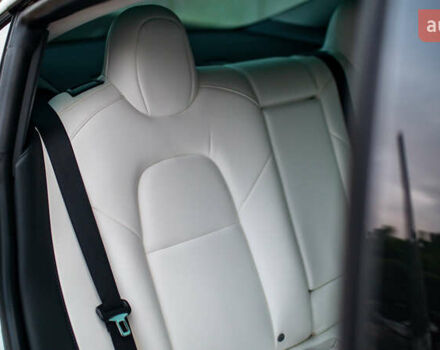 Белый Тесла Модель 3, объемом двигателя 0 л и пробегом 63 тыс. км за 15999 $, фото 33 на Automoto.ua