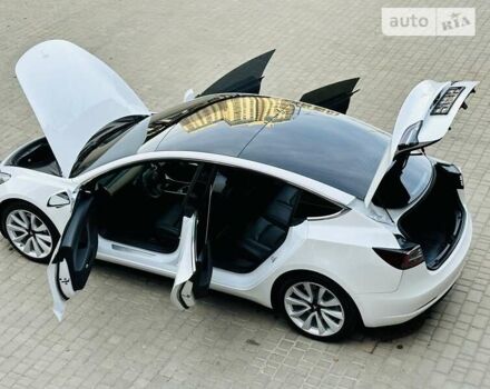 Білий Тесла Модель 3, об'ємом двигуна 0 л та пробігом 17 тис. км за 28200 $, фото 2 на Automoto.ua