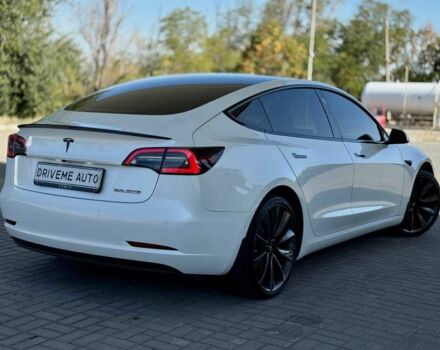 Белый Тесла Модель 3, объемом двигателя 0 л и пробегом 77 тыс. км за 21499 $, фото 4 на Automoto.ua