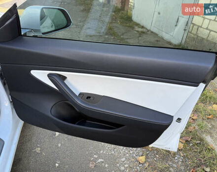 Белый Тесла Модель 3, объемом двигателя 0 л и пробегом 89 тыс. км за 16999 $, фото 17 на Automoto.ua