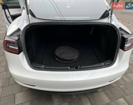 Белый Тесла Модель 3, объемом двигателя 0 л и пробегом 100 тыс. км за 18400 $, фото 4 на Automoto.ua