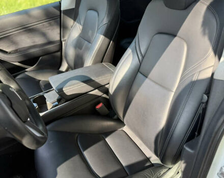 Белый Тесла Модель 3, объемом двигателя 0 л и пробегом 101 тыс. км за 14600 $, фото 42 на Automoto.ua