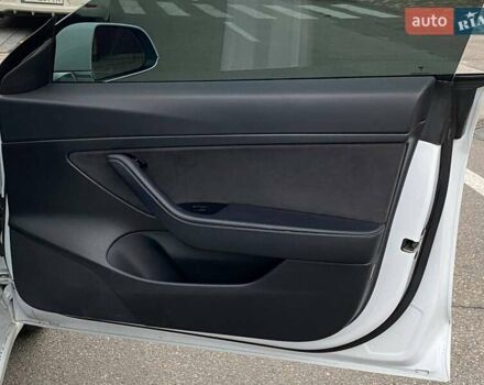 Білий Тесла Модель 3, об'ємом двигуна 0 л та пробігом 130 тис. км за 17200 $, фото 29 на Automoto.ua