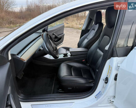 Белый Тесла Модель 3, объемом двигателя 0 л и пробегом 139 тыс. км за 17750 $, фото 48 на Automoto.ua