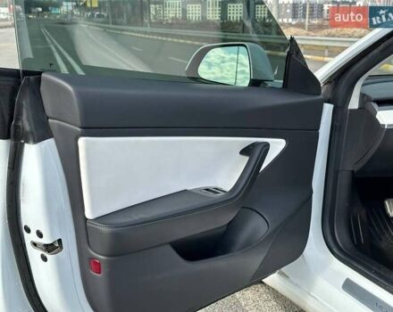 Белый Тесла Модель 3, объемом двигателя 0 л и пробегом 85 тыс. км за 17300 $, фото 9 на Automoto.ua