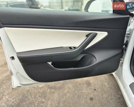 Белый Тесла Модель 3, объемом двигателя 0 л и пробегом 83 тыс. км за 17500 $, фото 6 на Automoto.ua