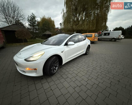 Білий Тесла Модель 3, об'ємом двигуна 0 л та пробігом 92 тис. км за 21800 $, фото 2 на Automoto.ua