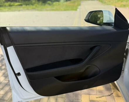 Белый Тесла Модель 3, объемом двигателя 0 л и пробегом 101 тыс. км за 14600 $, фото 44 на Automoto.ua