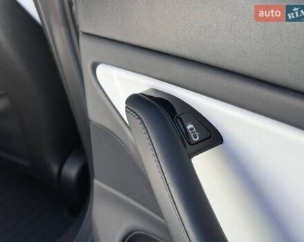 Белый Тесла Модель 3, объемом двигателя 0 л и пробегом 48 тыс. км за 20499 $, фото 41 на Automoto.ua