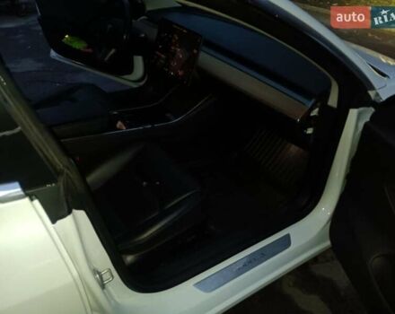 Білий Тесла Модель 3, об'ємом двигуна 0 л та пробігом 184 тис. км за 21100 $, фото 8 на Automoto.ua