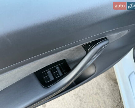 Белый Тесла Модель 3, объемом двигателя 0 л и пробегом 139 тыс. км за 17750 $, фото 47 на Automoto.ua