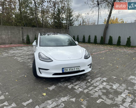 Белый Тесла Модель 3, объемом двигателя 0 л и пробегом 150 тыс. км за 15500 $, фото 1 на Automoto.ua