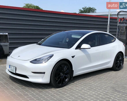 Белый Тесла Модель 3, объемом двигателя 0 л и пробегом 62 тыс. км за 44000 $, фото 3 на Automoto.ua