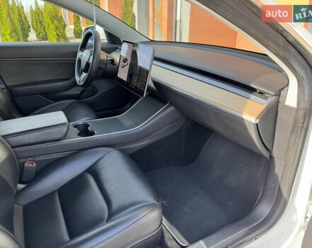 Белый Тесла Модель 3, объемом двигателя 0 л и пробегом 167 тыс. км за 16777 $, фото 15 на Automoto.ua