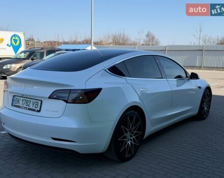 Білий Тесла Модель 3, об'ємом двигуна 0 л та пробігом 88 тис. км за 16999 $, фото 6 на Automoto.ua