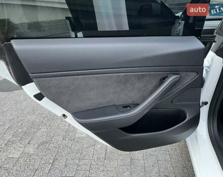 Белый Тесла Модель 3, объемом двигателя 0 л и пробегом 137 тыс. км за 17300 $, фото 16 на Automoto.ua