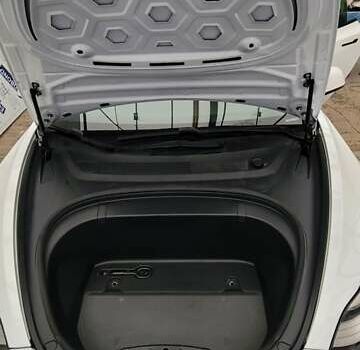 Білий Тесла Модель 3, об'ємом двигуна 0 л та пробігом 130 тис. км за 15500 $, фото 20 на Automoto.ua