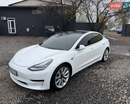 Білий Тесла Модель 3, об'ємом двигуна 0 л та пробігом 64 тис. км за 17500 $, фото 2 на Automoto.ua