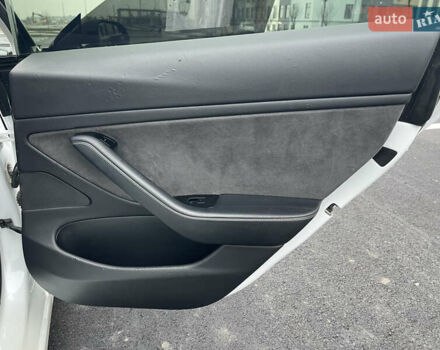 Белый Тесла Модель 3, объемом двигателя 0 л и пробегом 73 тыс. км за 17000 $, фото 36 на Automoto.ua