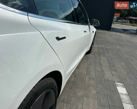 Белый Тесла Модель 3, объемом двигателя 0 л и пробегом 108 тыс. км за 17000 $, фото 60 на Automoto.ua