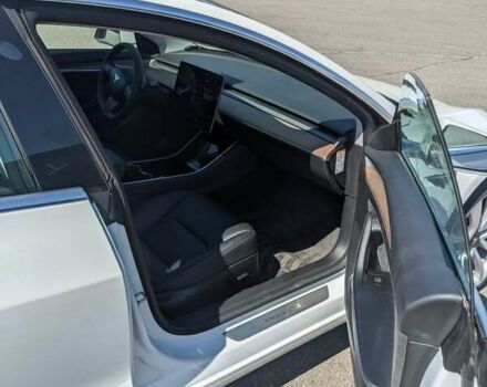 Белый Тесла Модель 3, объемом двигателя 0 л и пробегом 101 тыс. км за 23500 $, фото 10 на Automoto.ua